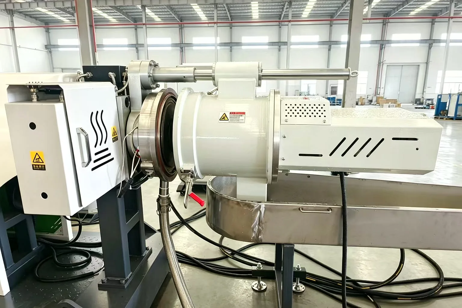 Die head and melt filtration screen changer of rigid plastic pelletizing line in SUHUI workshop