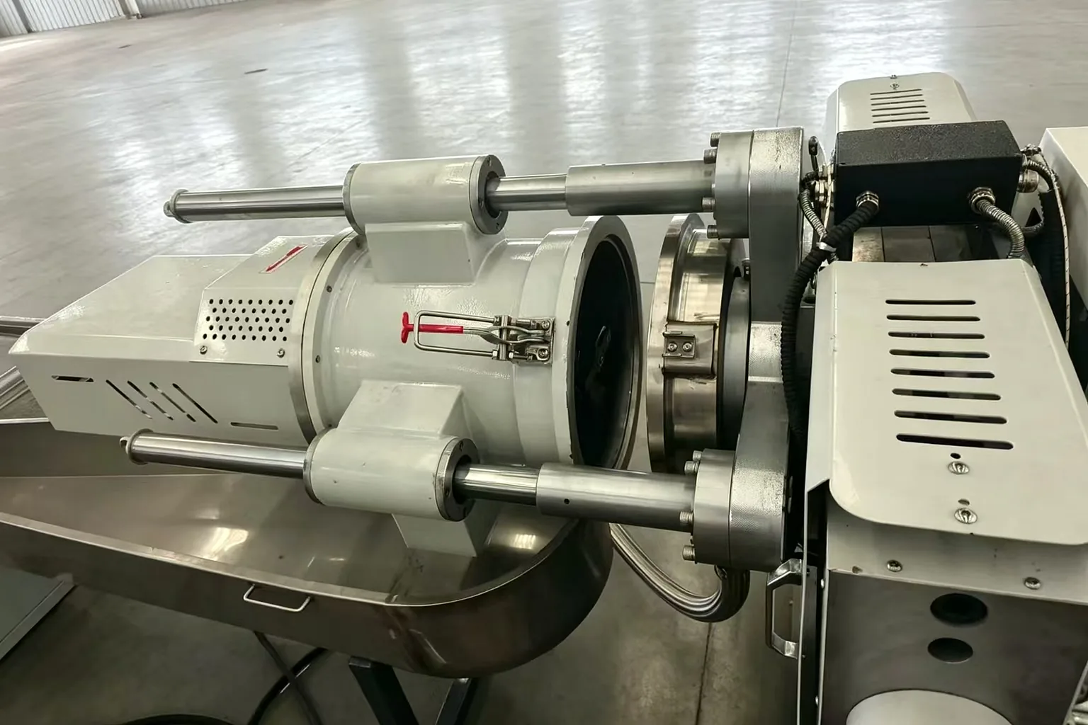 Die face pelletizer cutter assembly of rigid plastic granulating line in SUHUI workshop