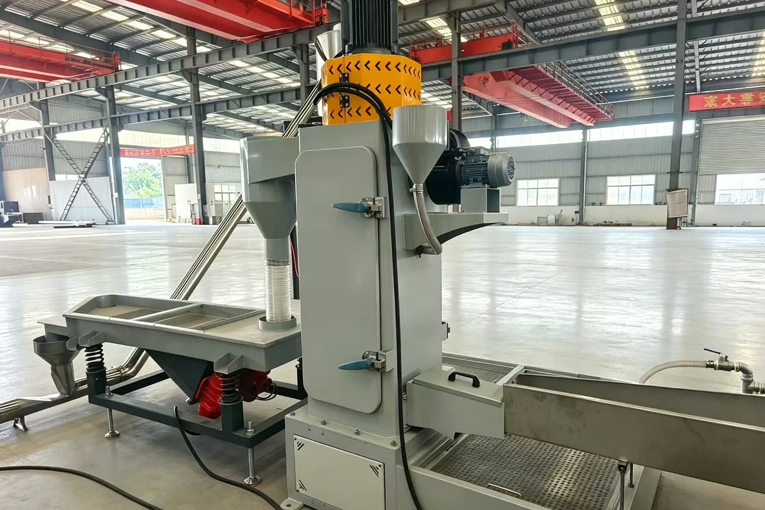 Vibrating dewatering screen for recycled plastic pellets in SUHUI factory workshop